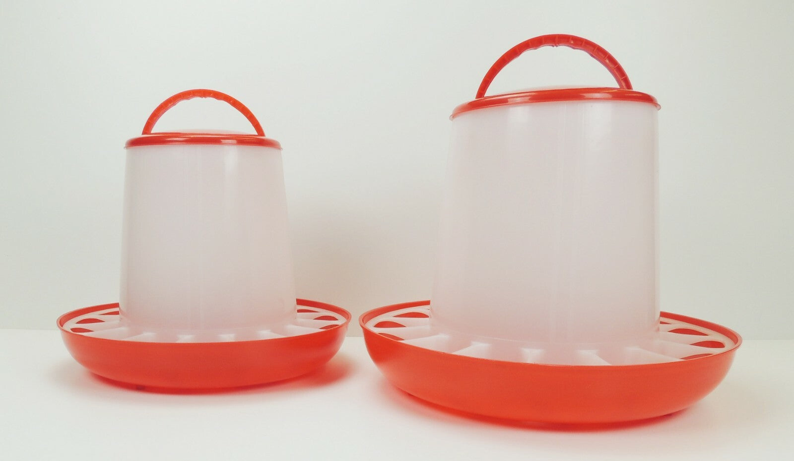 Stülptränke, Tränke, Wassertrog, Futtertrog, Futterspender für Geflügel Hühner