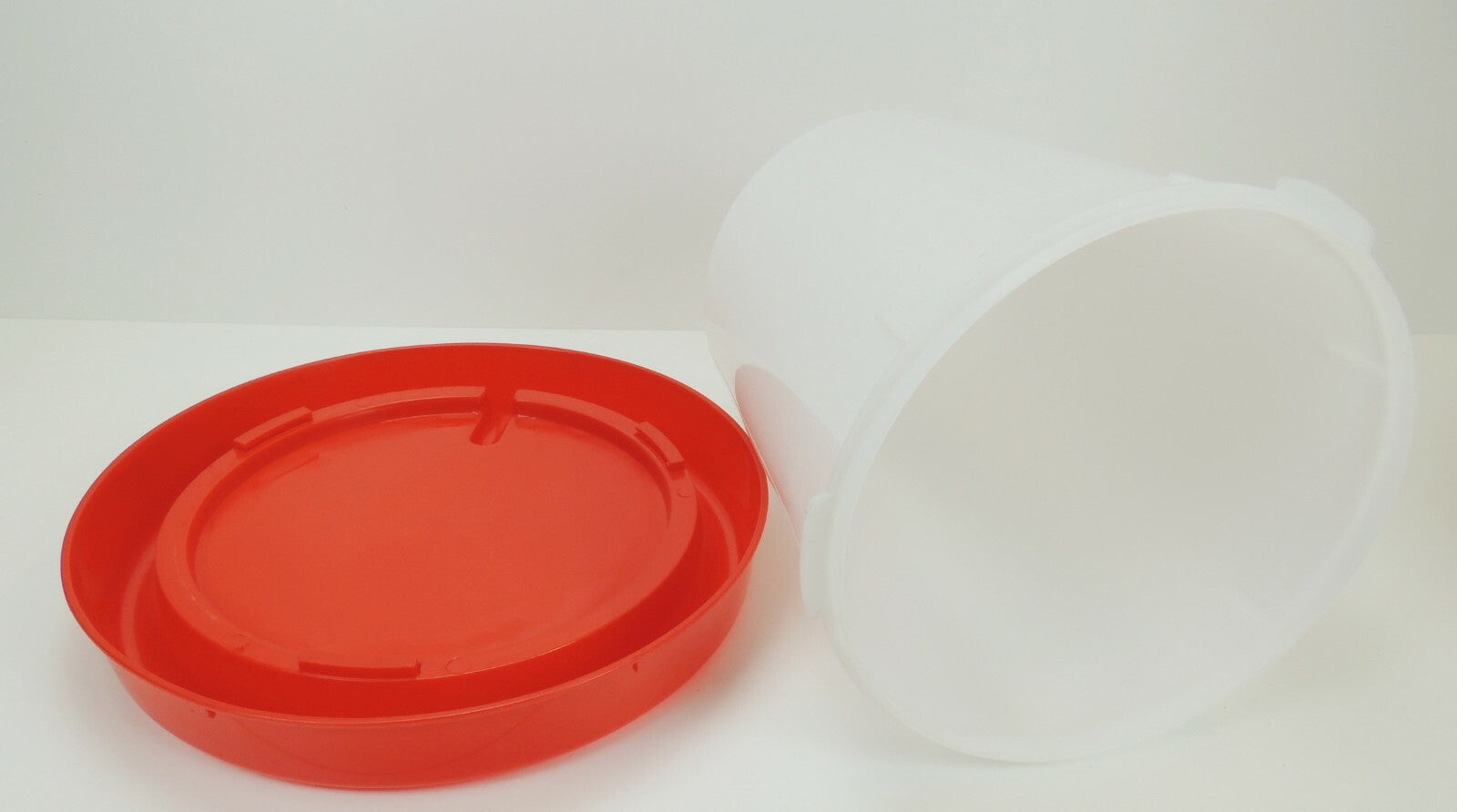 Stülptränke, Tränke, Wassertrog, Futtertrog, Futterspender für Geflügel Hühner