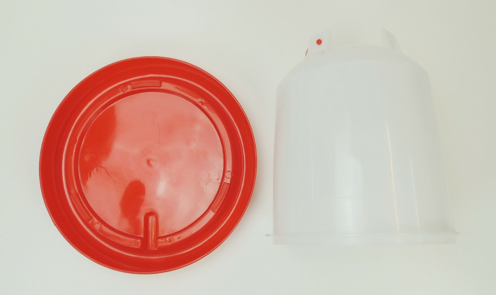 Stülptränke, Tränke, Wassertrog, Futtertrog, Futterspender für Geflügel Hühner